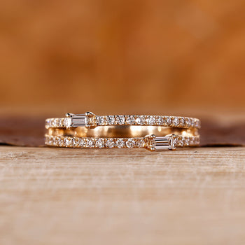Baguette and round diamond band in yellow gold.