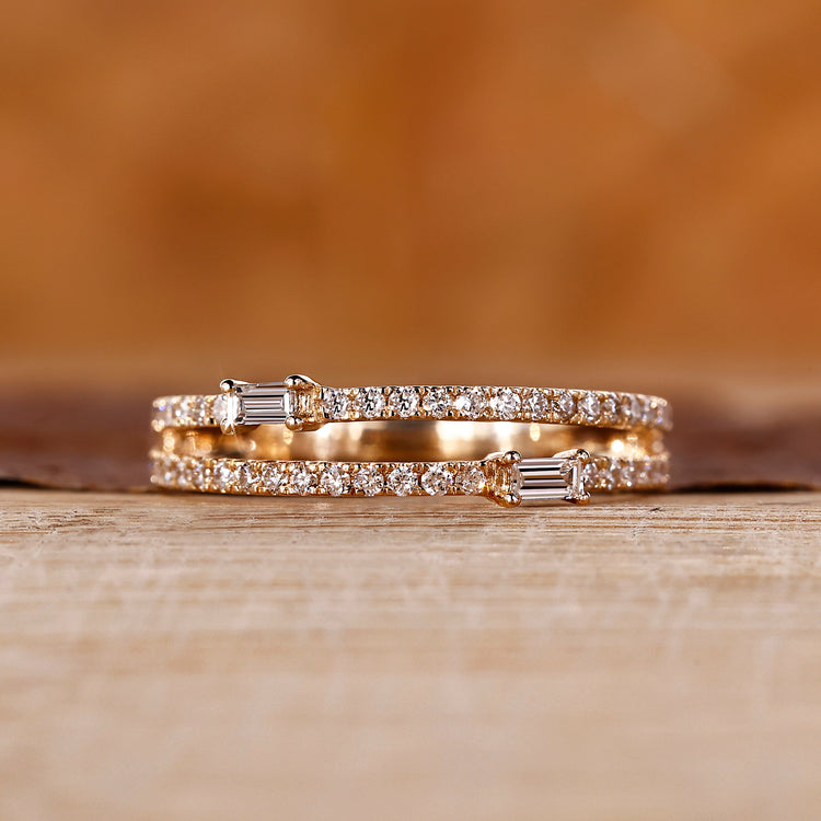 Baguette and round diamond band in yellow gold.