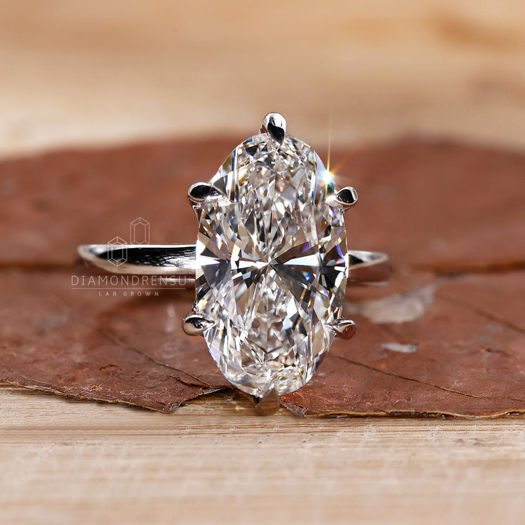 White Gold Engagement Ring with a brilliant solitaire diamond.