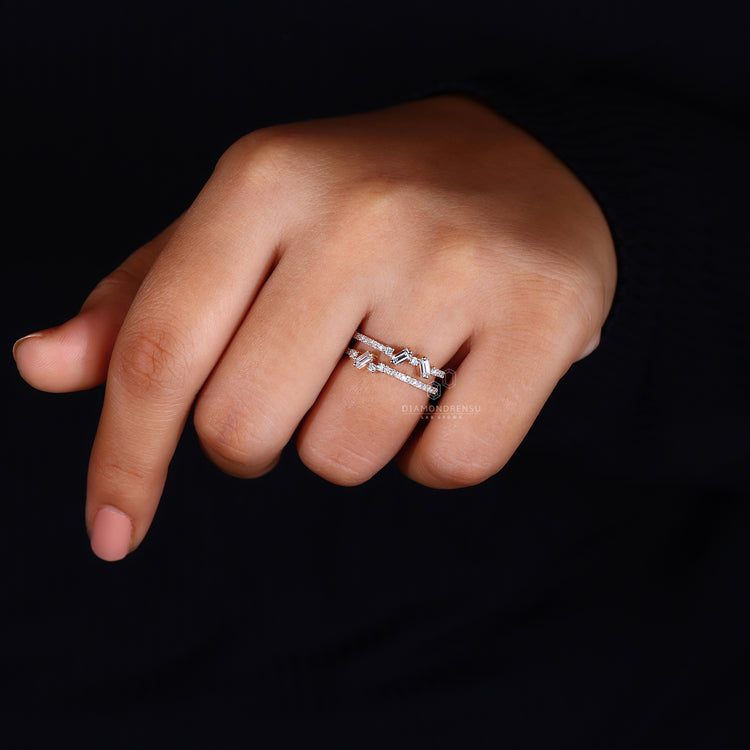 Round prong setting for a classic and elegant wedding band.