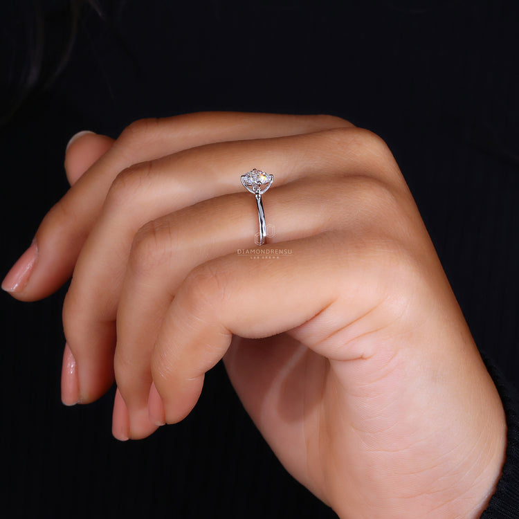 Simple engagement ring with a timeless round brilliant cut diamond.