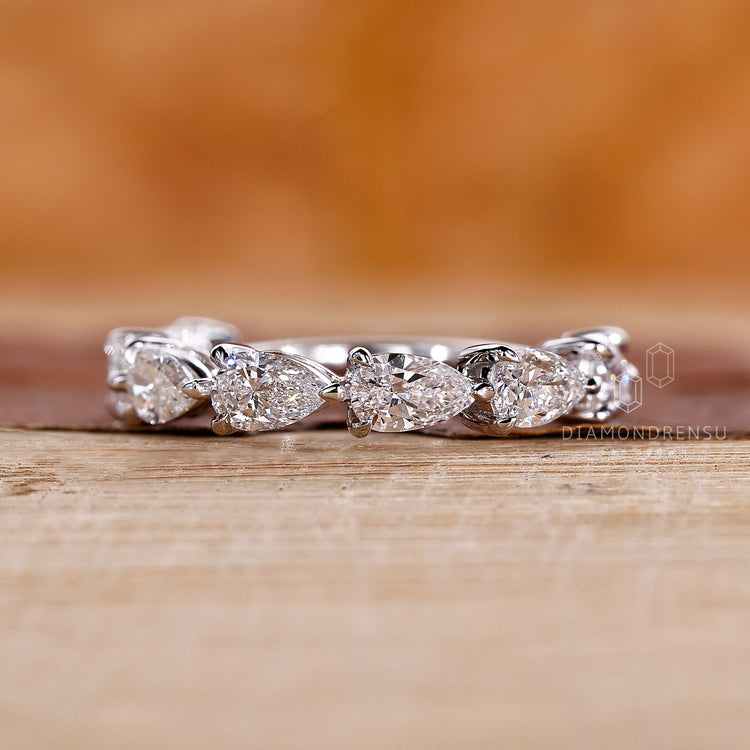 Stunning white gold wedding band with IGI-certified diamonds.
