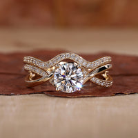 Round Wedding Ring Engagement Ring Set featuring brilliant diamonds.