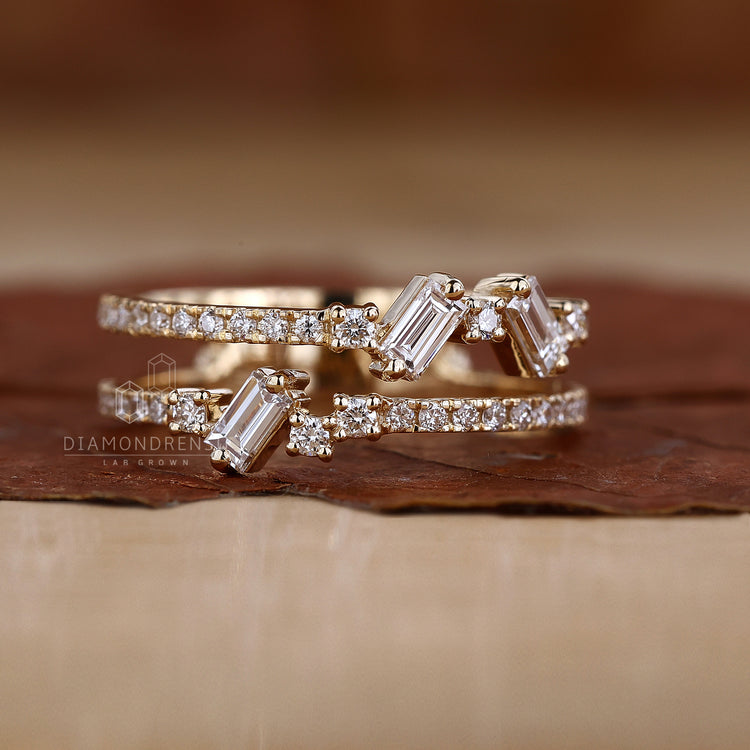 Round prong setting for a classic and elegant wedding band.