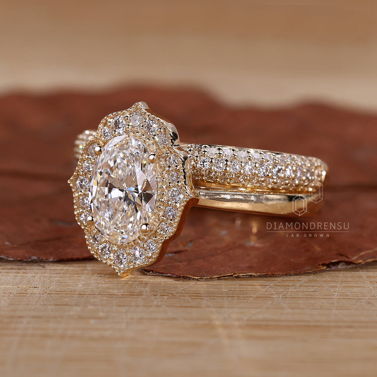 Halo Ring Ring with brilliant diamonds and refined craftsmanship.