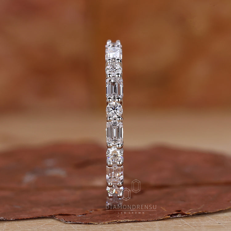 Round Cut Diamond sparkling in an elegant wedding band.