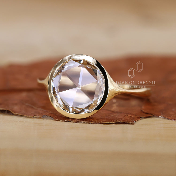 Stunning round diamond ring with sparkling brilliance.