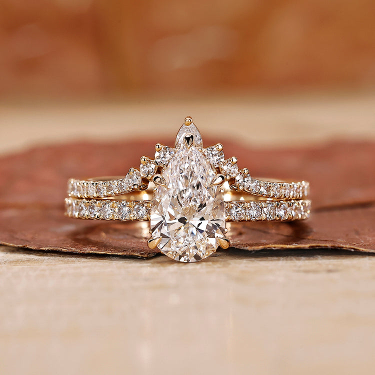 Pear Shaped Wedding Set featuring elegant diamond accents.