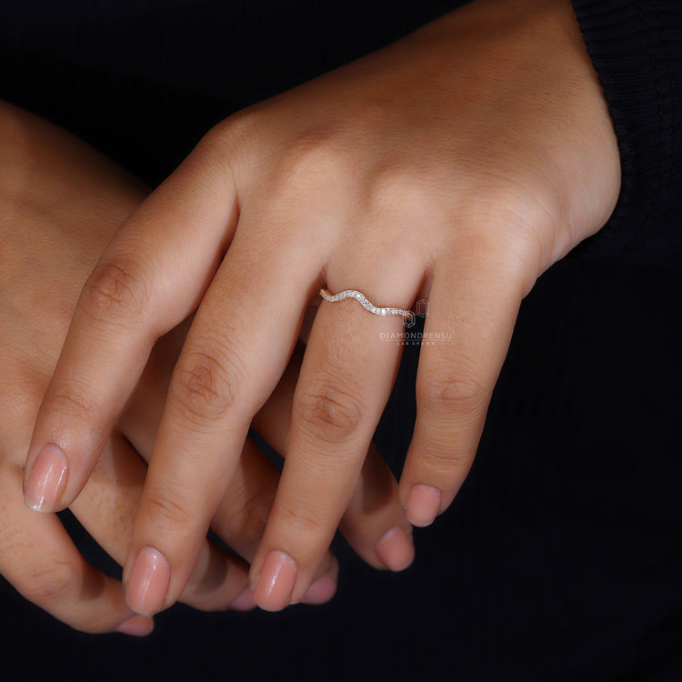 Simple wedding band for minimalistic yet sophisticated aesthetics.