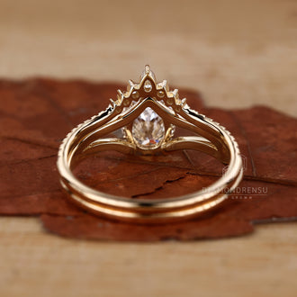 Pear Cut Engagement Ring Set featuring stunning diamonds.