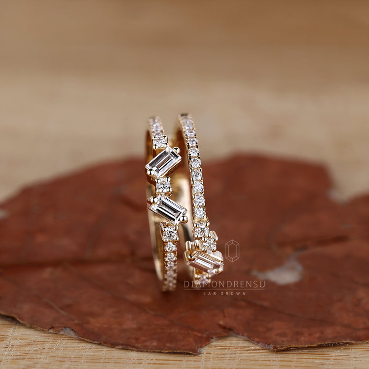 Luxurious pave setting featuring sparkling diamonds.