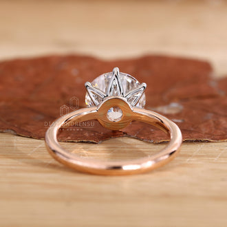 Claw Prong Setting for a secure and sparkling round diamond.