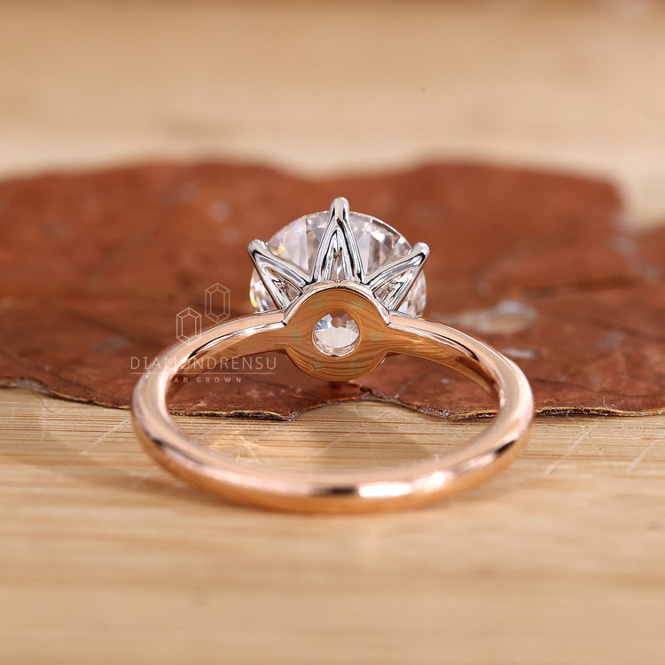 Claw Prong Setting for a secure and sparkling round diamond.