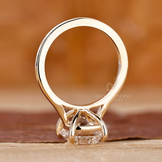 Yellow gold engagement ring with IGI certified diamond.
