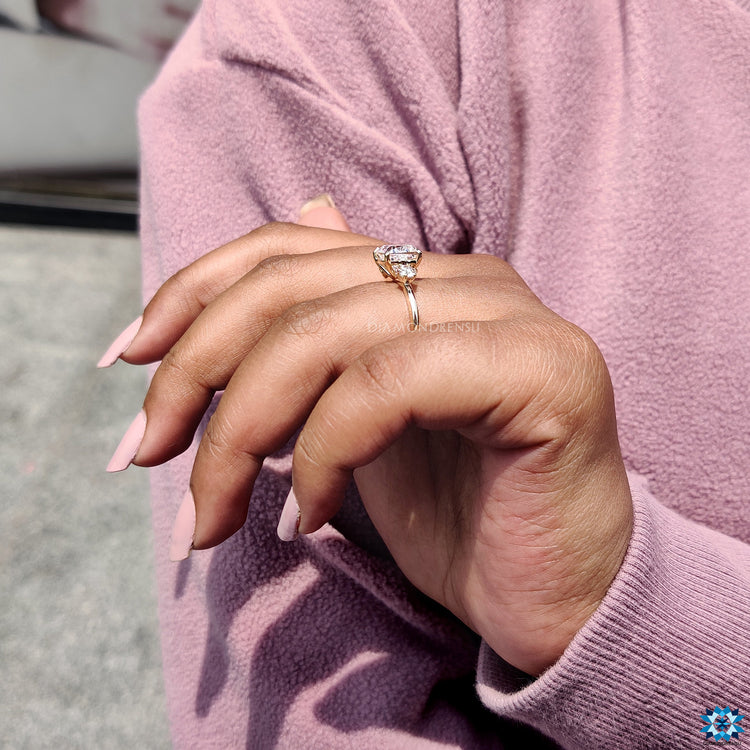 Diamondrensu engagement ring with a perfect shine.