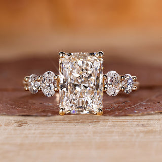 Radiant cut engagement ring featuring a stunning radiant diamond ring design.