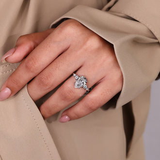 Round side stone ring in white gold.