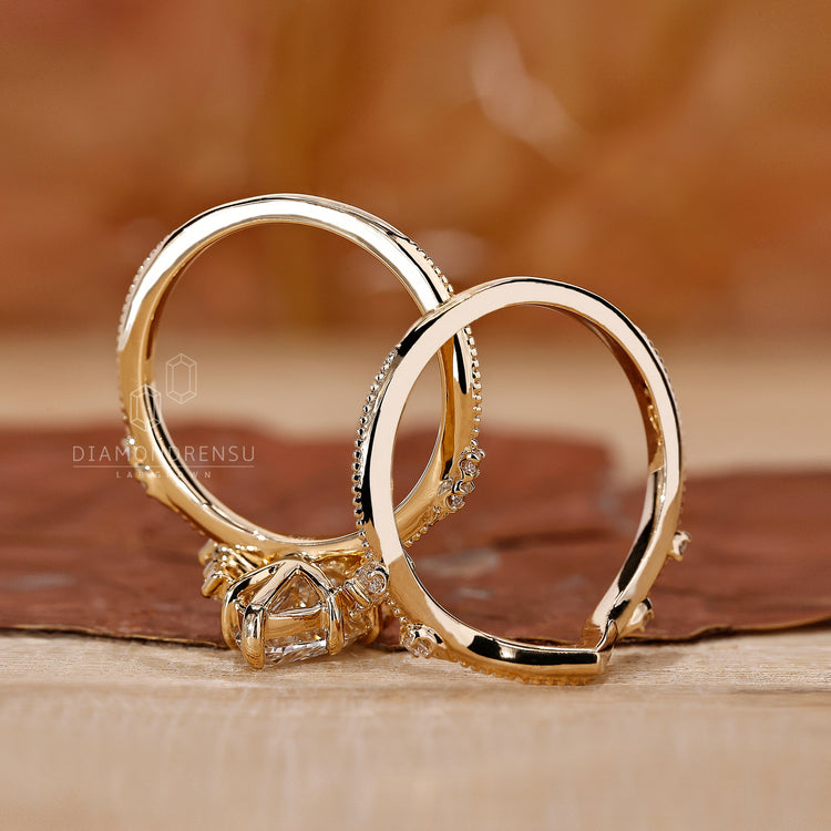 Vintage Ring with a classic design and brilliant sparkle.