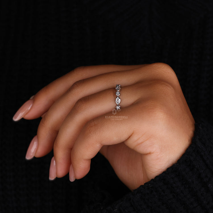 Diamondrensu wedding band with a timeless touch.