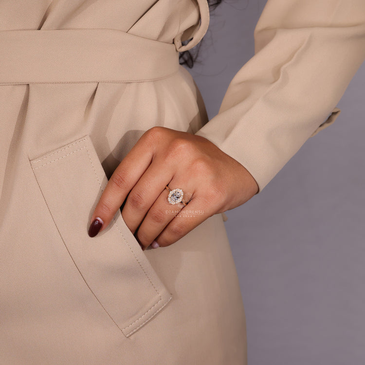 Round prong detail highlighting the diamond's brilliance.