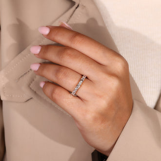 Diamondrensu wedding band with a perfect blend of tradition and modern style.