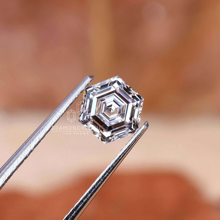 Diamondrensu offers a stunning 1 carat hexagon step cut loose diamond.