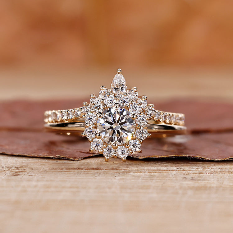 Round Diamond Bridal Set Wedding Ring with elegant design.