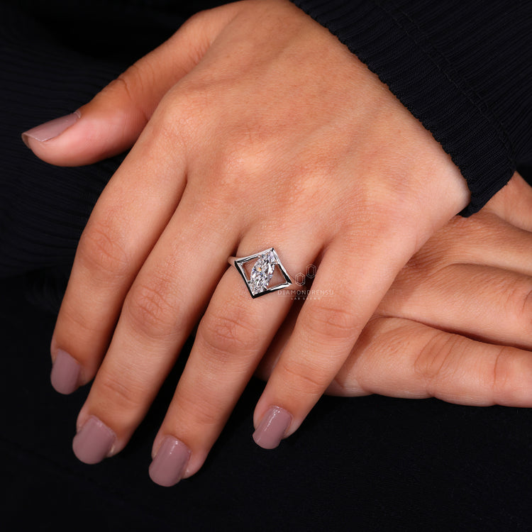 4 Prong Claw Setting on a beautiful solitaire engagement ring.