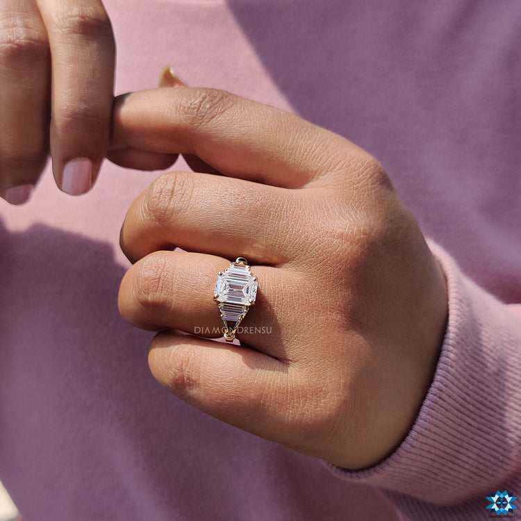 Diamondrensu engagement ring in timeless style.