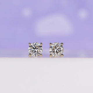 Stylish round gold earrings for a classic and elegant look.