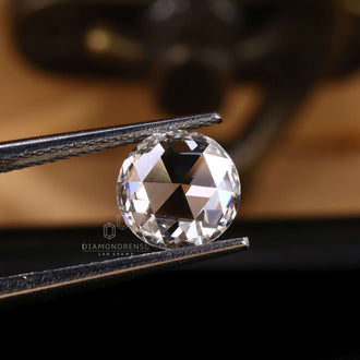 Loose lab grown diamond in round cut shape.