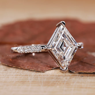 Round Diamond Engagement Ring with exceptional clarity.