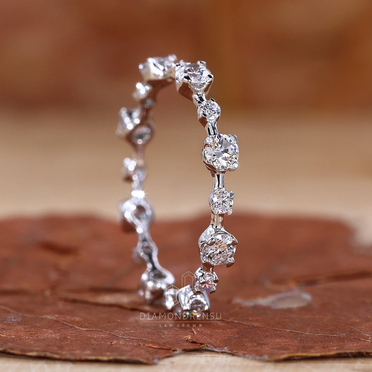 IGI Certified diamonds in a stunning round cut wedding band.