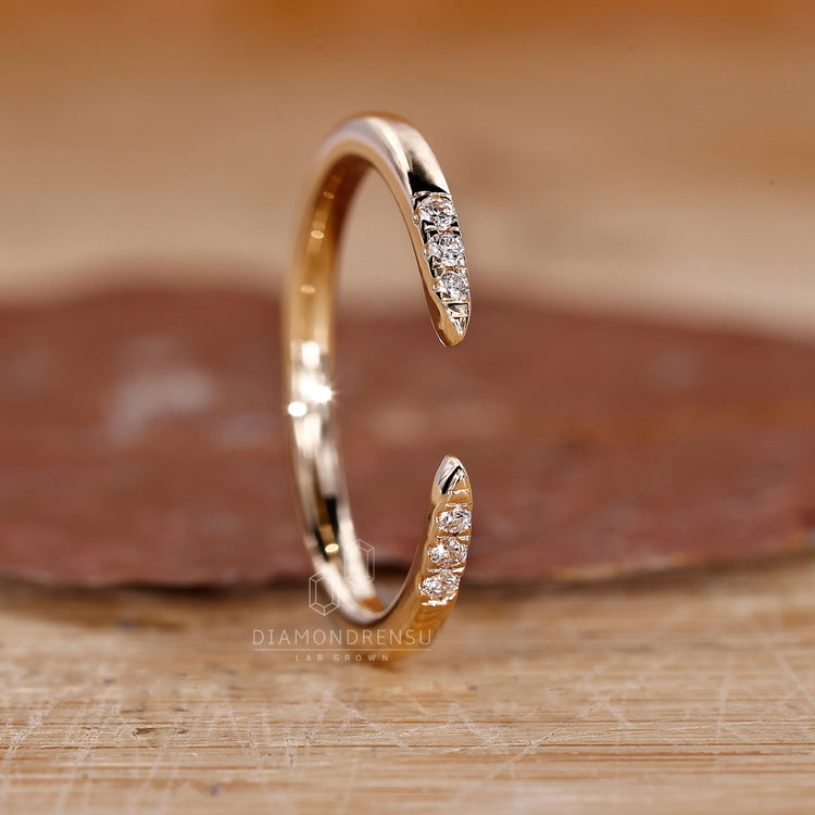 Yellow gold wedding band with a classic and elegant look.