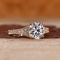 4 claw prong setting secures the center stone.