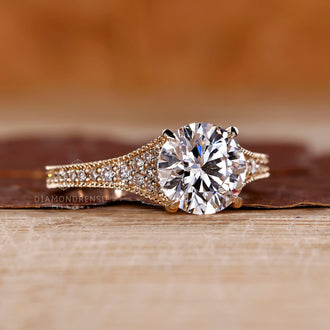 4 claw prong setting secures the center stone.