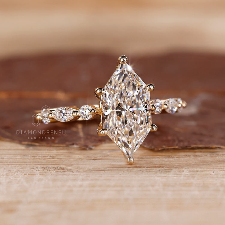 Dutch Marquise center diamond ring crafted with care.
