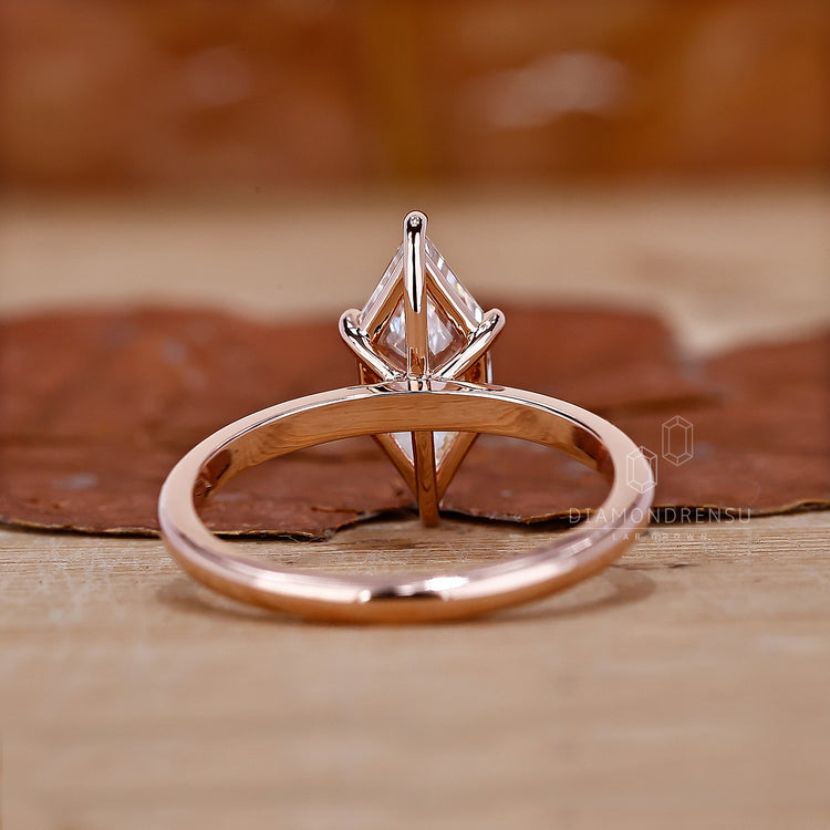 6 Prong Claw Setting for secure placement of the diamond.