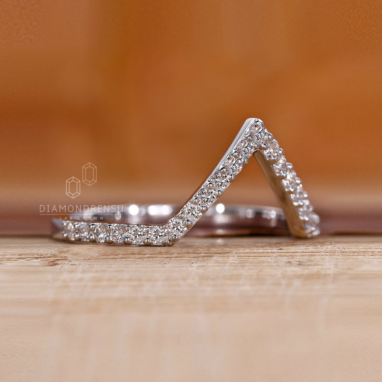 Buy wedding band that suits your everyday comfort and beauty.