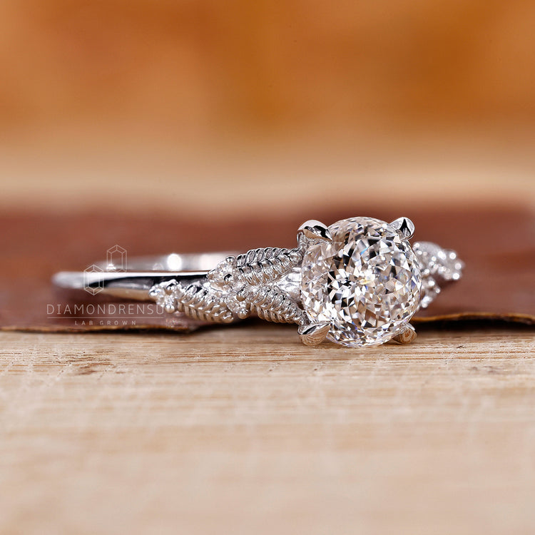 4 Prong Claw Setting on a classic round diamond ring.