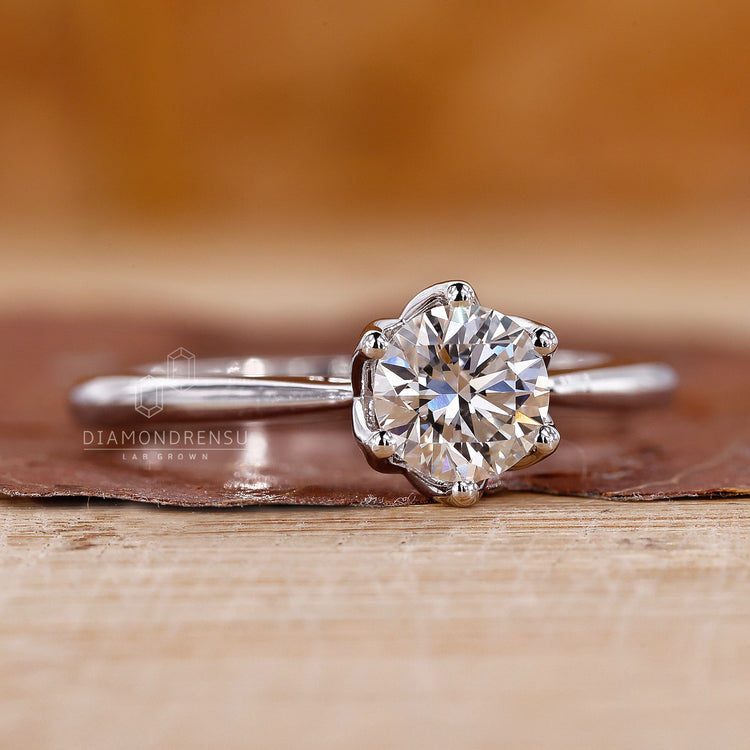 White gold ring with a timeless and sophisticated look.