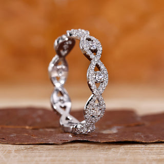 Twisted wedding band in white gold.