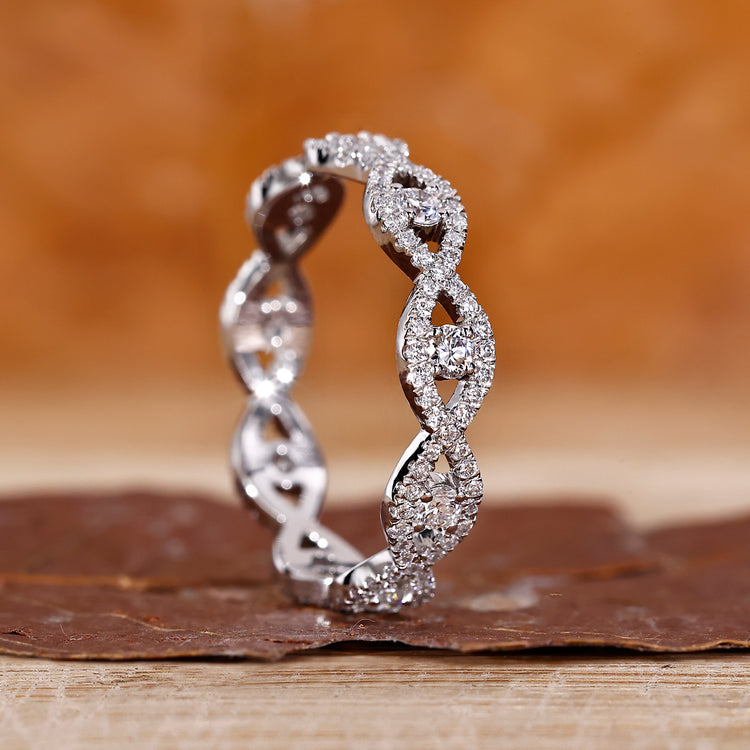 Twisted wedding band in white gold.