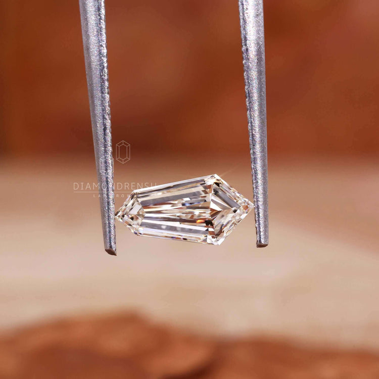 Loose diamond available in shield shape diamond design from diamondrensu loose stone.