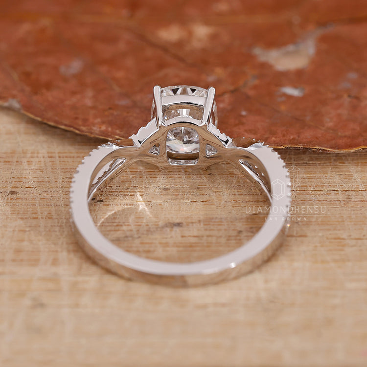 Round Cut Engagement Ring with a classic and elegant design.