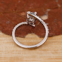 Prong setting ring showcasing a brilliant diamond.