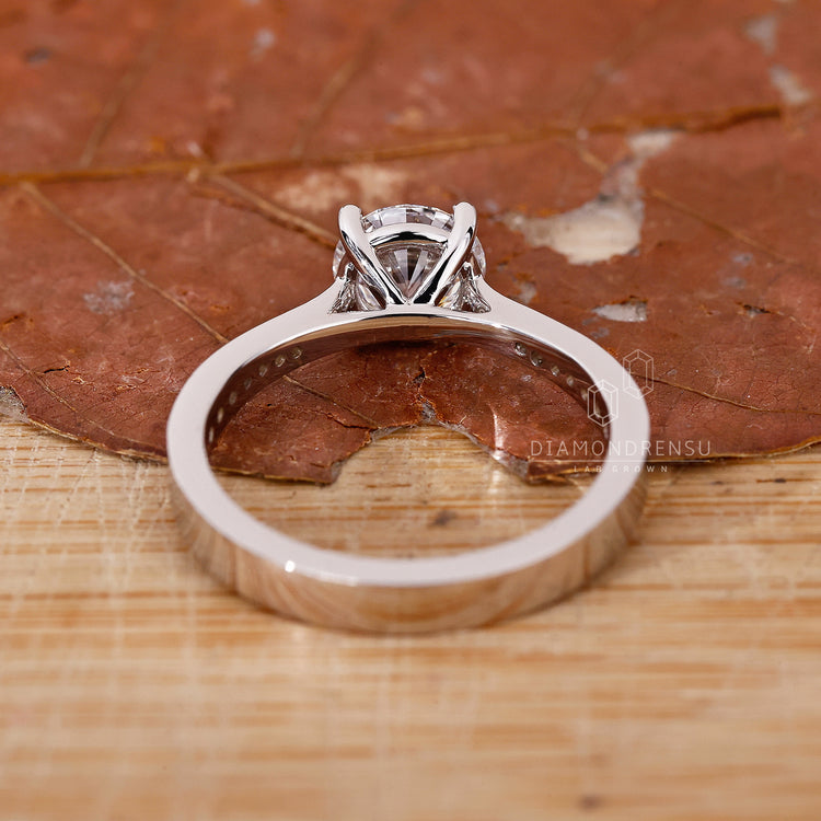 White Gold Ring with a dazzling round cut diamond center.
