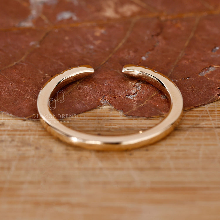 Diamond wedding band with stunning brilliance.