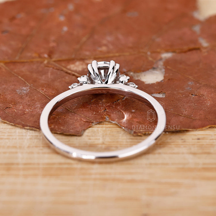White Gold Ring featuring a beautiful round diamond.