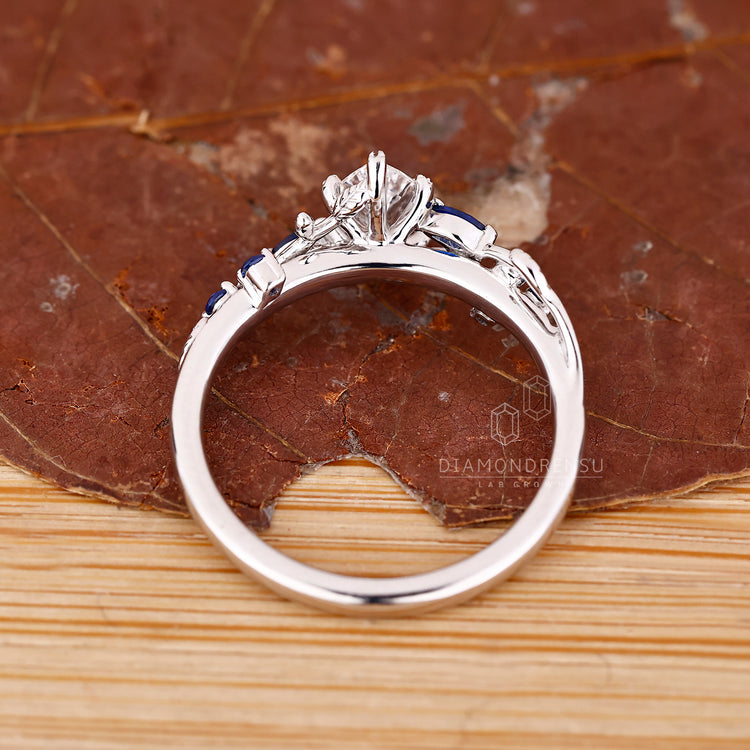 Leaf style prong setting ring with diamond center